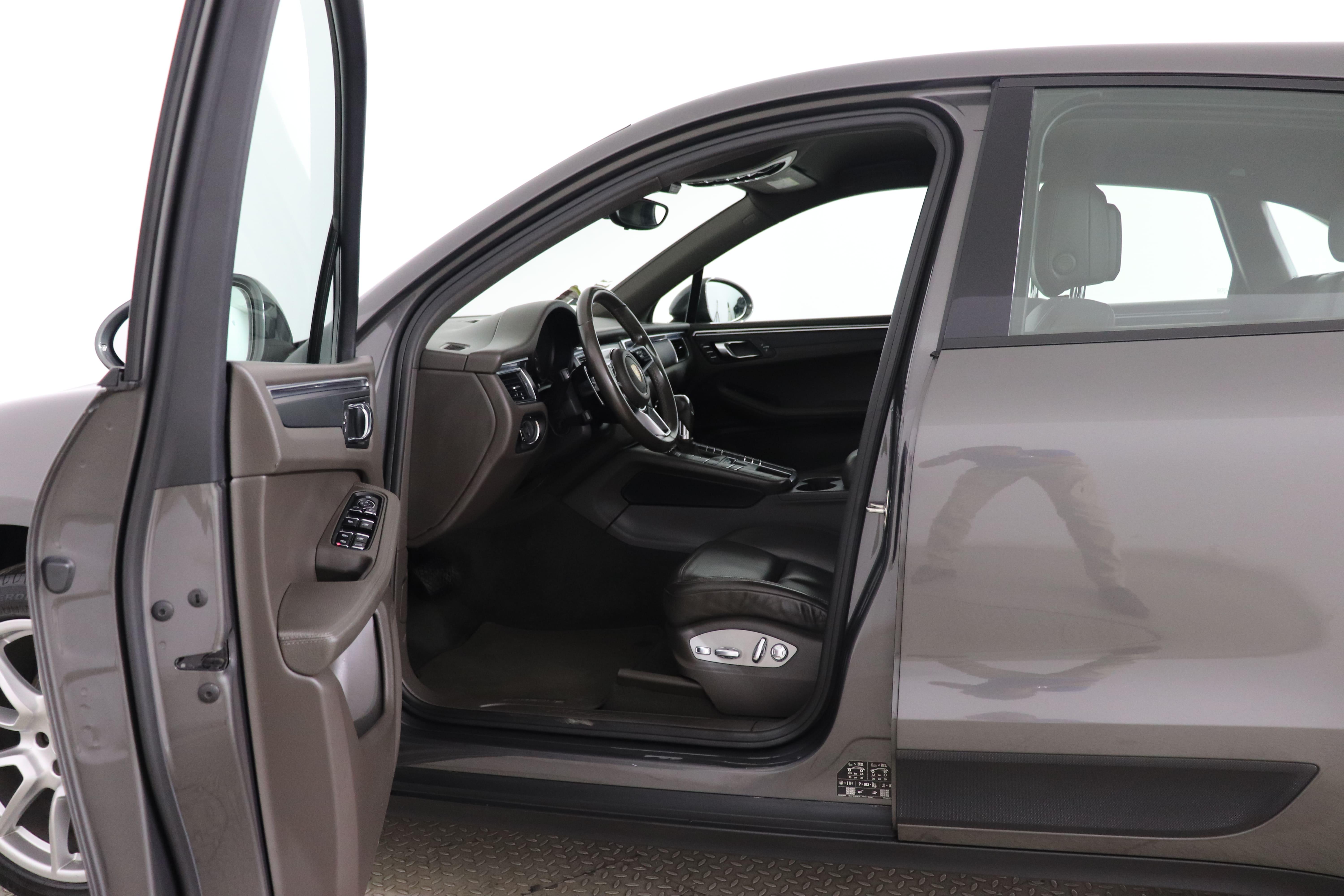 PORSCHE MACAN - One MACAN