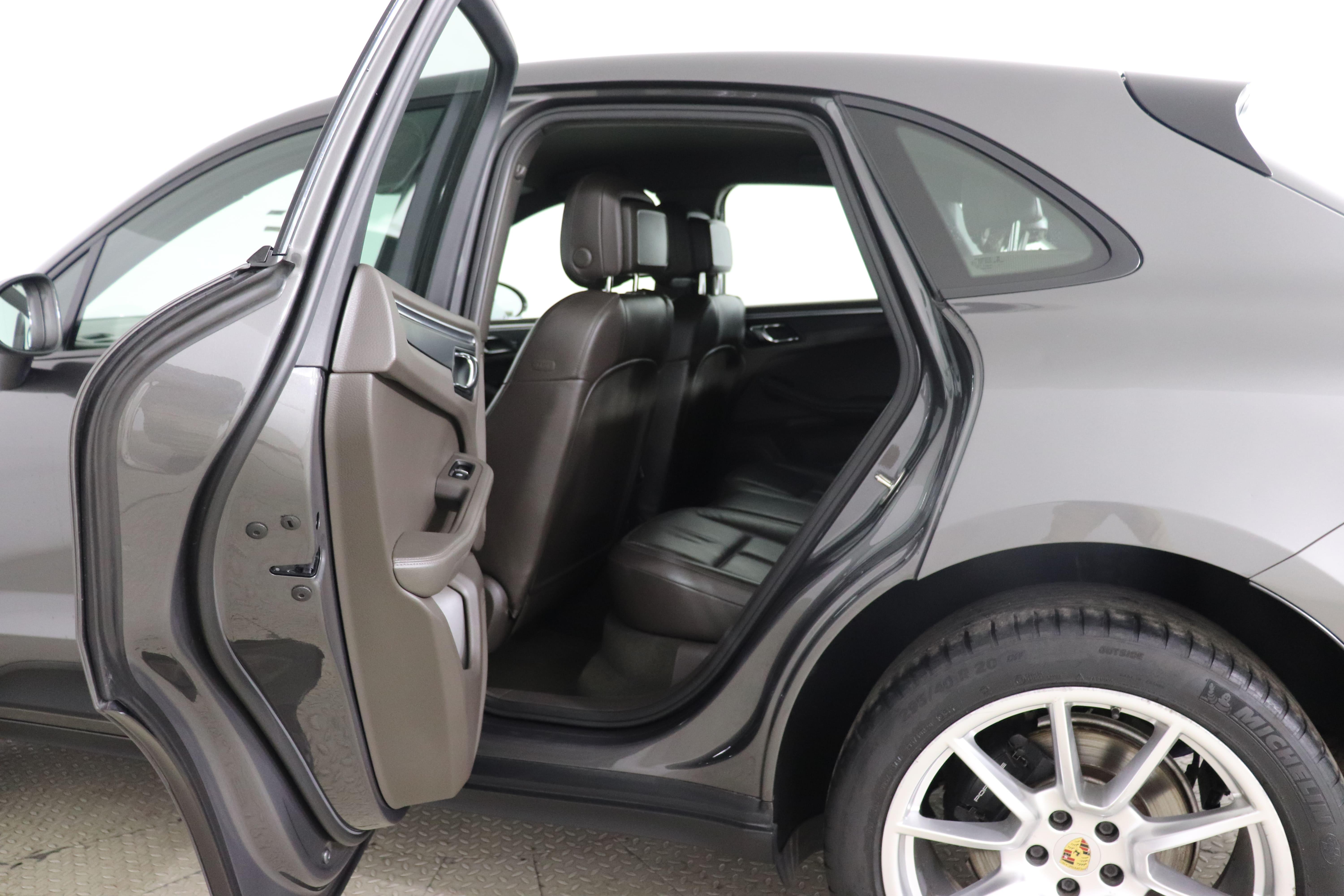 PORSCHE MACAN - One MACAN