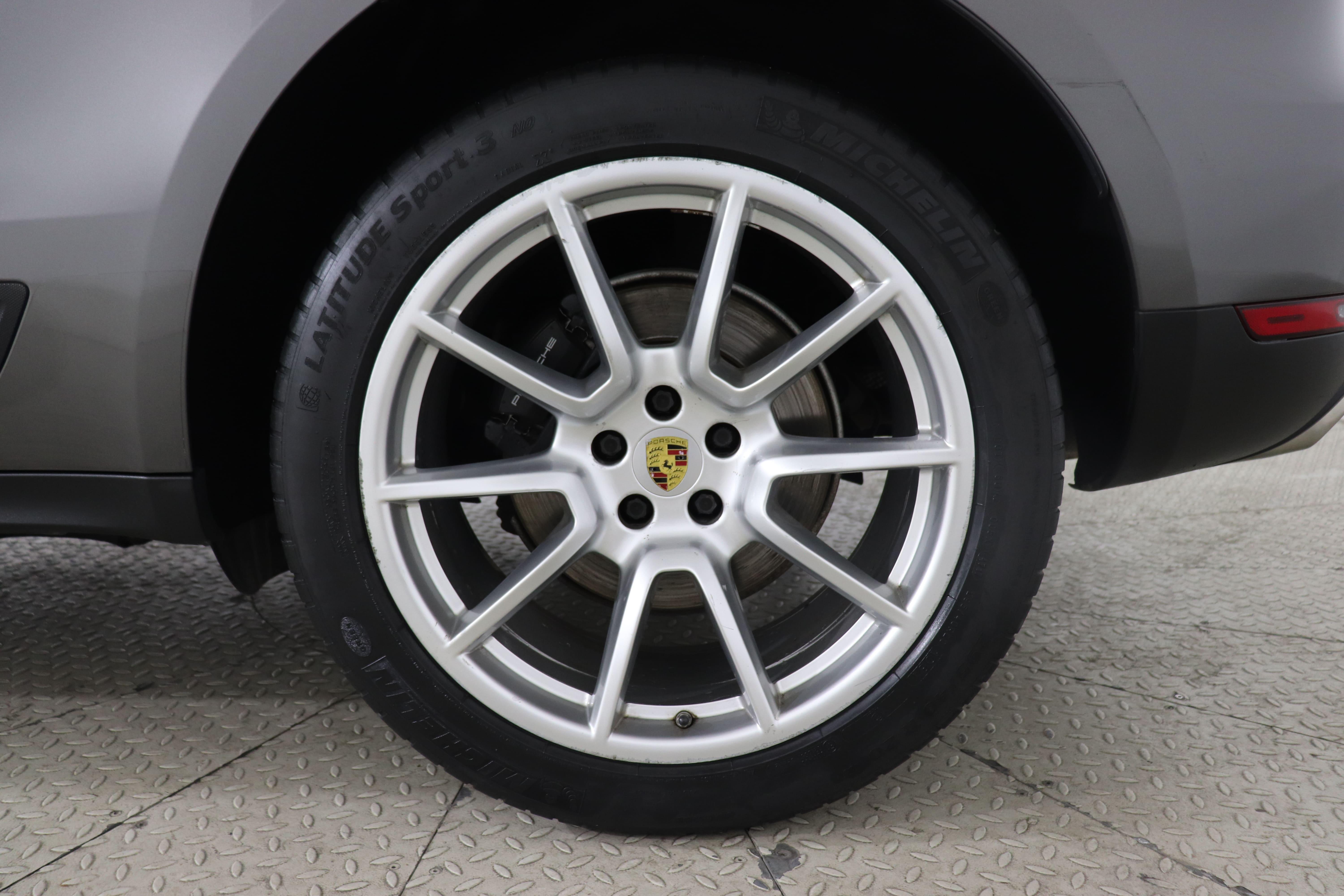 PORSCHE MACAN - One MACAN