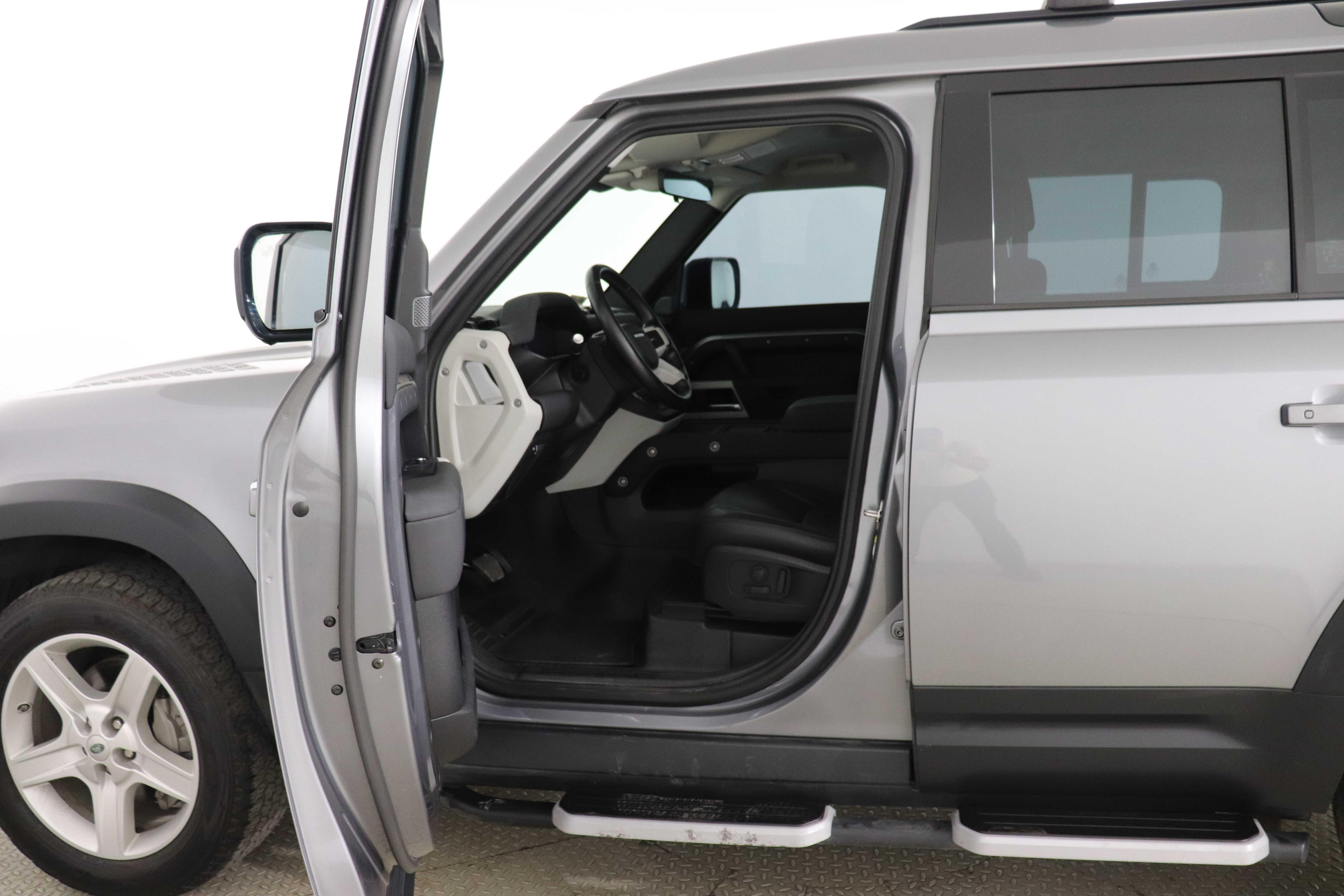 LAND ROVER DEFENDER - One DEFENDER