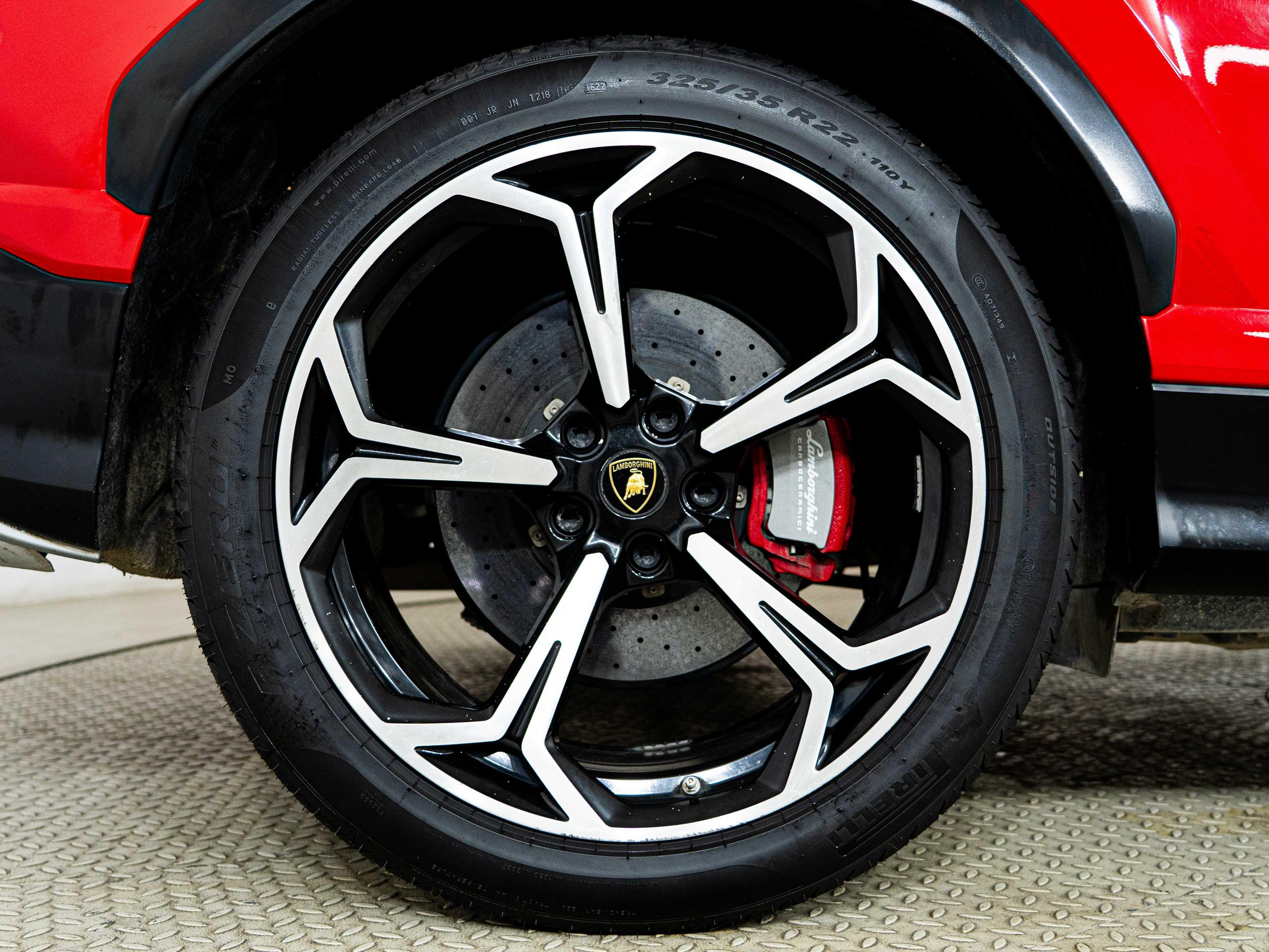 LAMBORGHINI URUS - One URUS