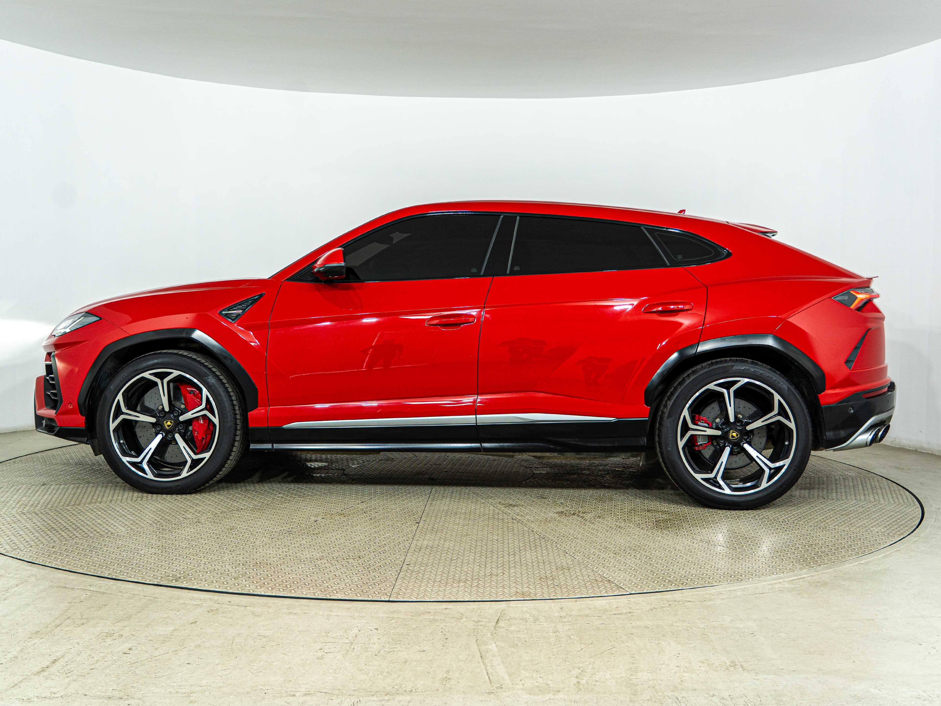 LAMBORGHINI URUS - One URUS
