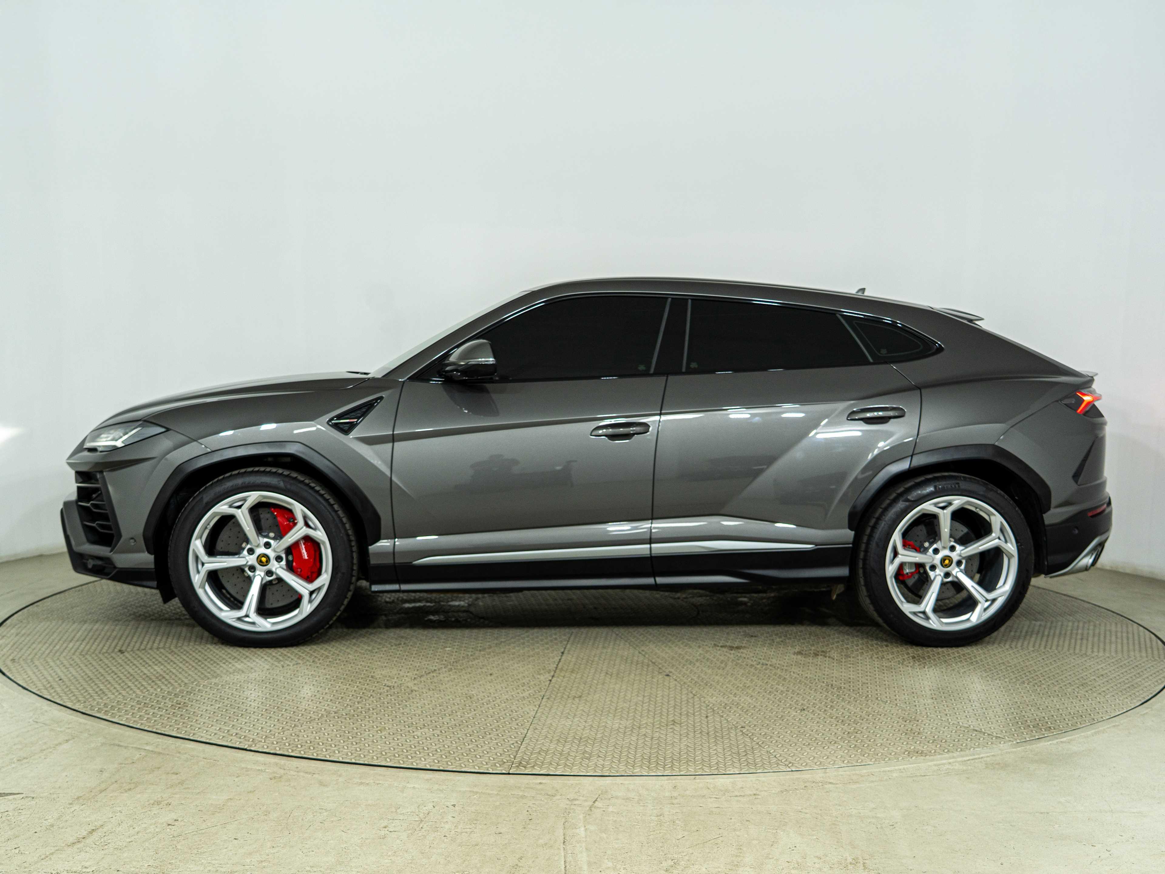 LAMBORGHINI URUS - One URUS