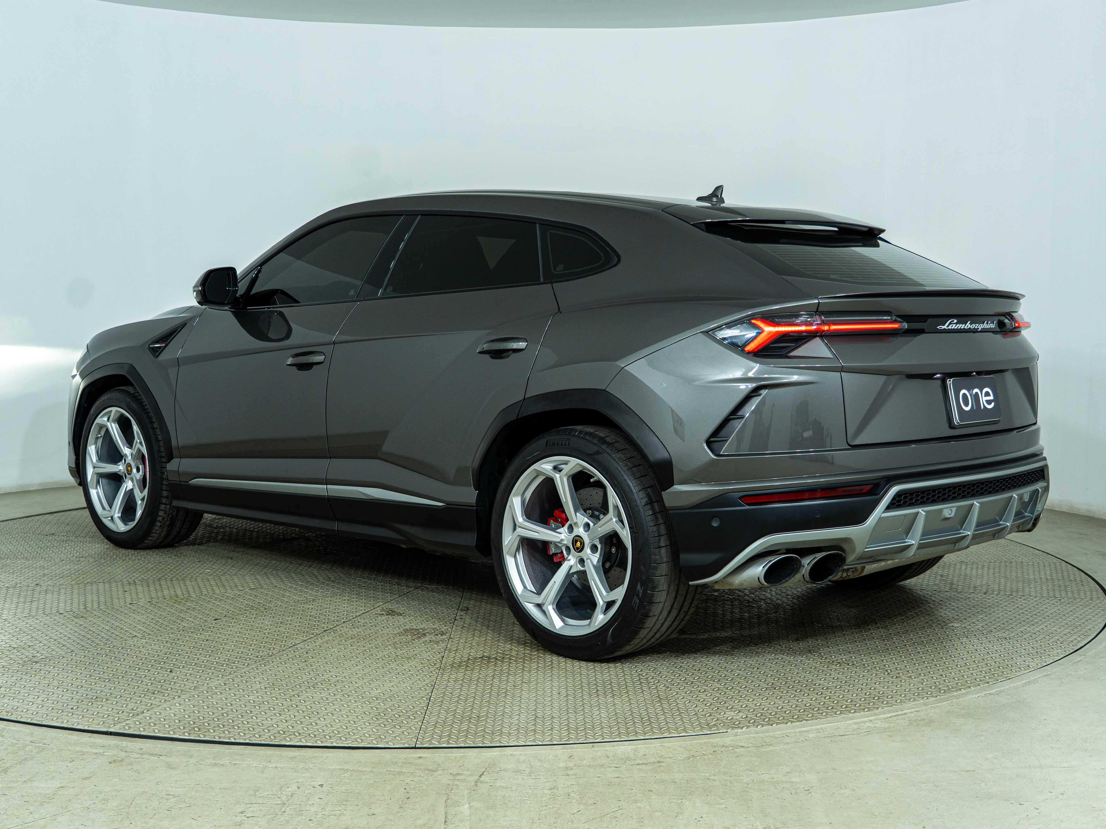 LAMBORGHINI URUS - One URUS