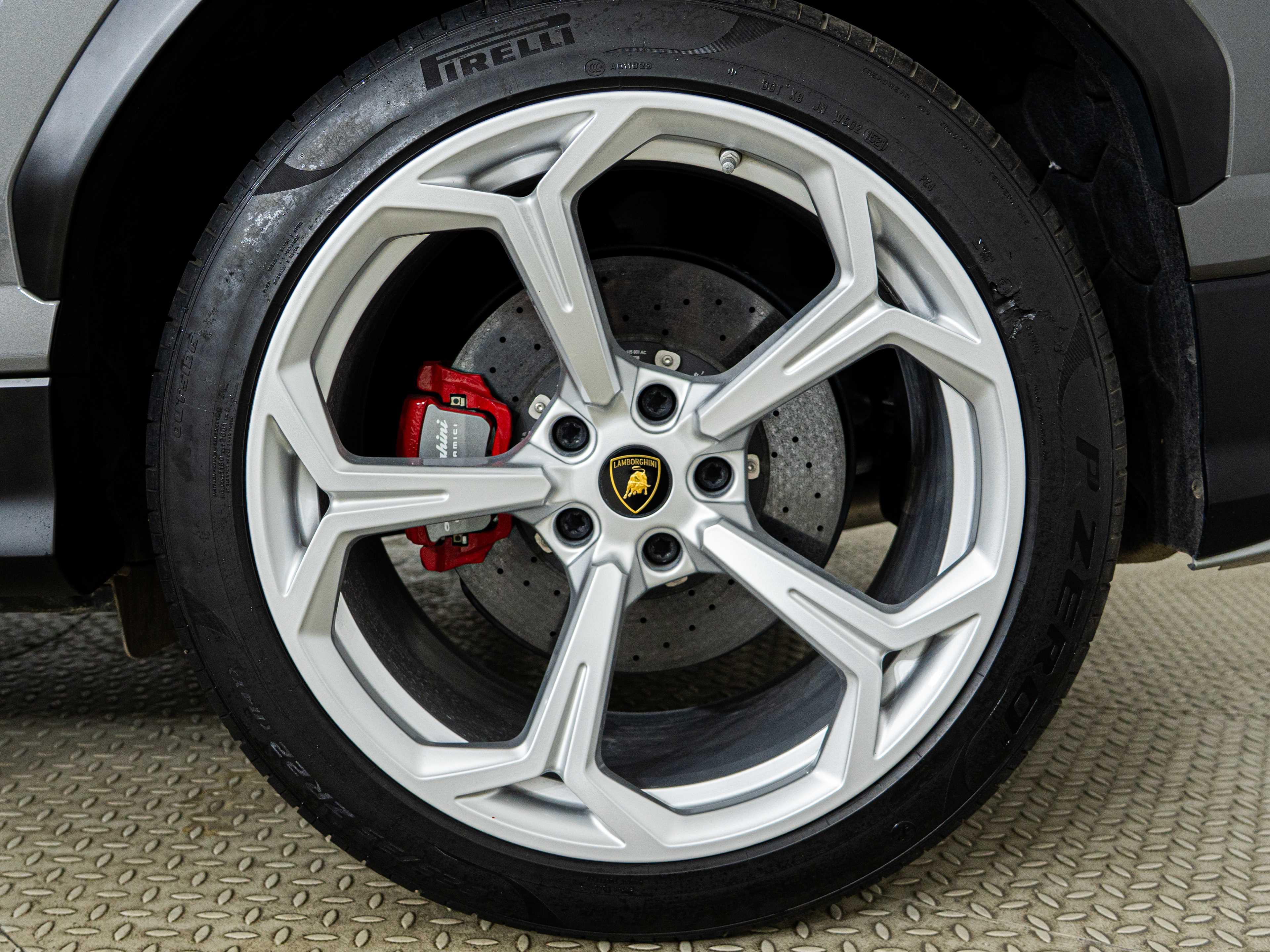 LAMBORGHINI URUS - One URUS