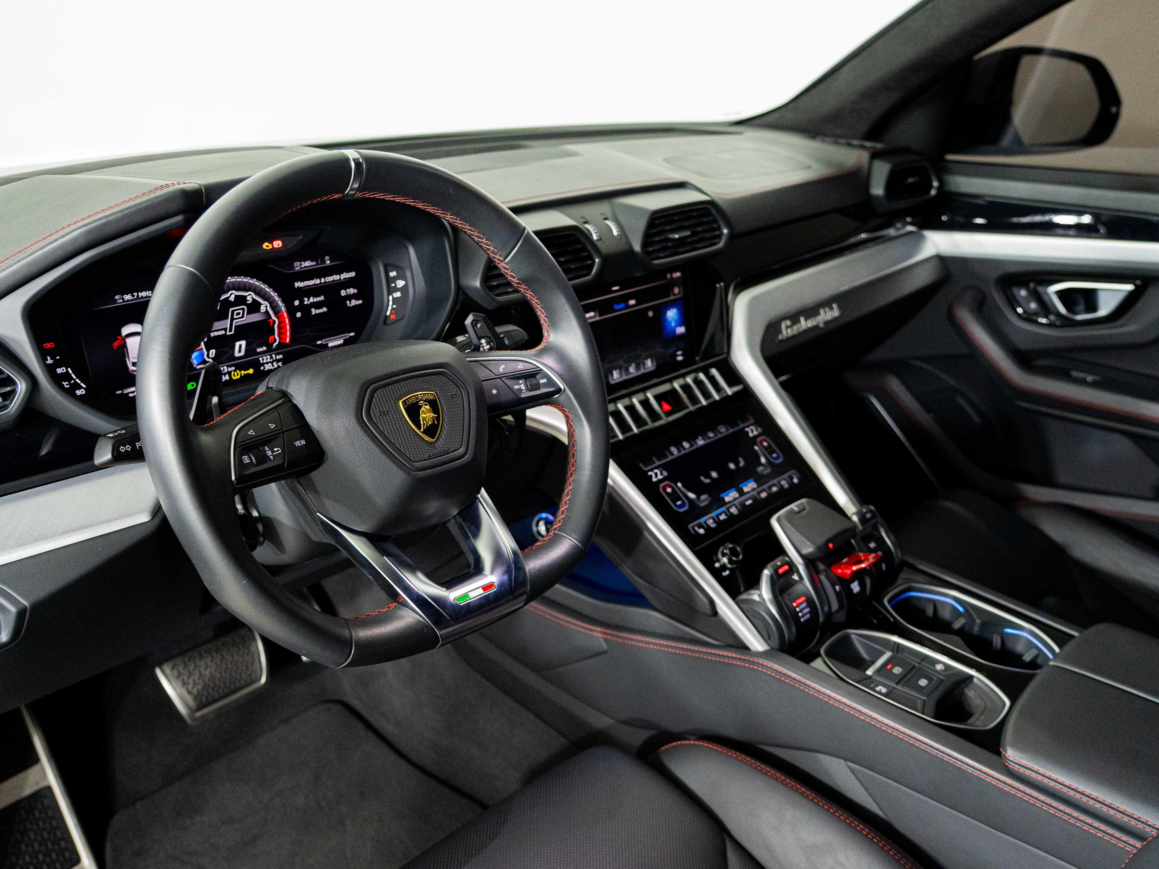 LAMBORGHINI URUS - One URUS