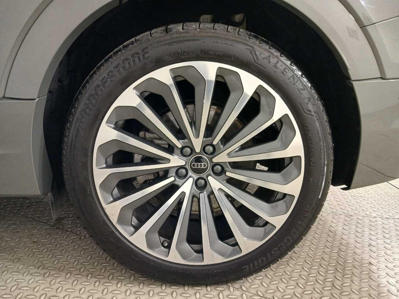 AUDI Q8 E-TRON - One Q8 E-TRON