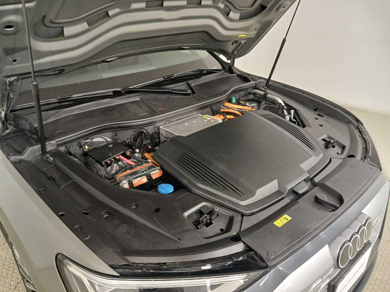 AUDI Q8 E-TRON - One Q8 E-TRON